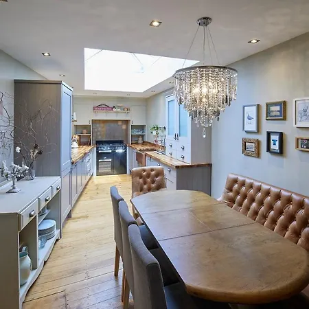 Host & - Isla House Whitby