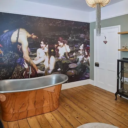 Host & - Isla House * Whitby