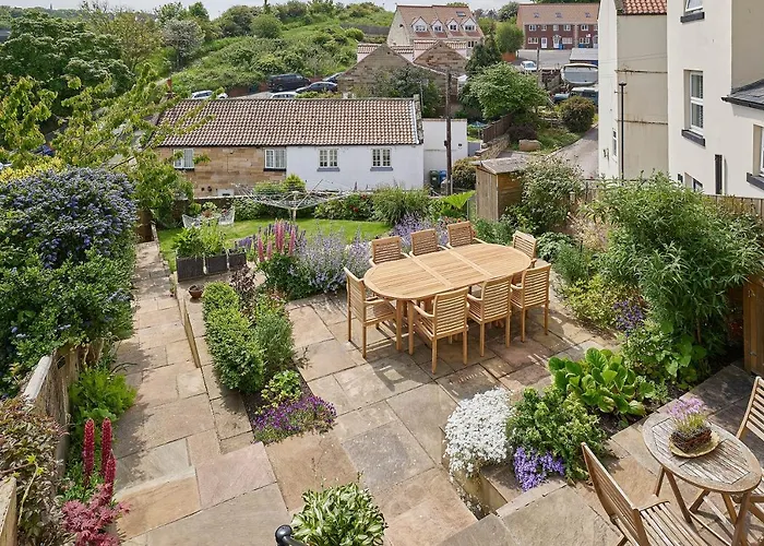 Host & - Isla House * Whitby