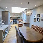 Host & - Isla House Уитби