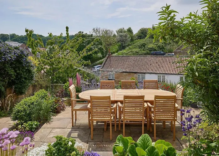 Host & - Isla House بيت للعطل *